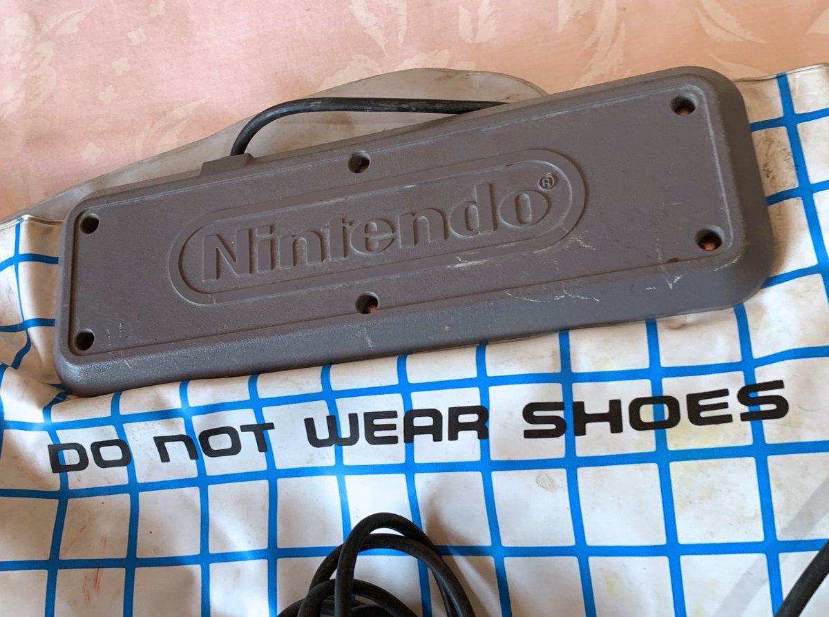 KafeiLoera's tweet photo. Cosas de videojuegos rescatadas de un tianguis de segunda mano... Ahora a darles una limpiadita. ♥ #RetroGaming #Nintendo #Sega #PlayStation #StarTrek #PowerPad https://t.co/u5etMjoVg7