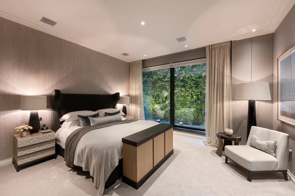 onemovegroup's tweet photo. Welcome to the outstanding four bedroom triplex apartment in the heart of #Knightsbridge. Finished by Fiona Barratt Interiors, the home is a harmonious blend of bespoke glass, stone, and joinery in a warm and inviting palette. https://t.co/NrxTWalcU8