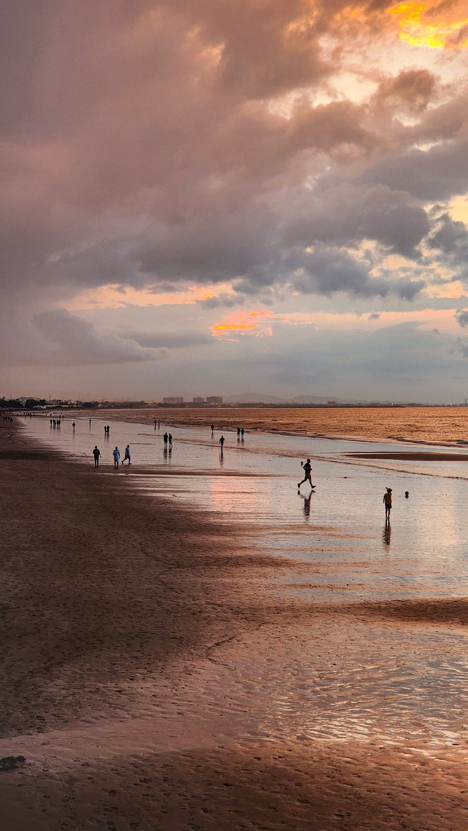 OmanTripper's tweet photo. One of the most beautiful sunsets I've seen experienced in Muscat, during the recent rains that we encountered in our beautiful capital.
Photos taken on 13 February 2024.
#fierysunset #sunsets #منخفض_الوبل #Muscat #Oman #OmanTripper #عمان #مسقط #شاطئ_القرم https://t.co/ZvOOi2bpzi