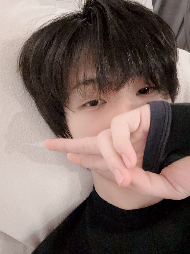 ᅠ

Rekap hari ini: Gak ngapa-ngapain, cuma tidur seharian dan gak keluar kamar kecuali buat makan. Sekarang matanya masih agak seger, padahal besok pagi harus balik ke studio buat latihan. Dipaksa tidur aja kali, ya? Good night, semua.

ᅠ