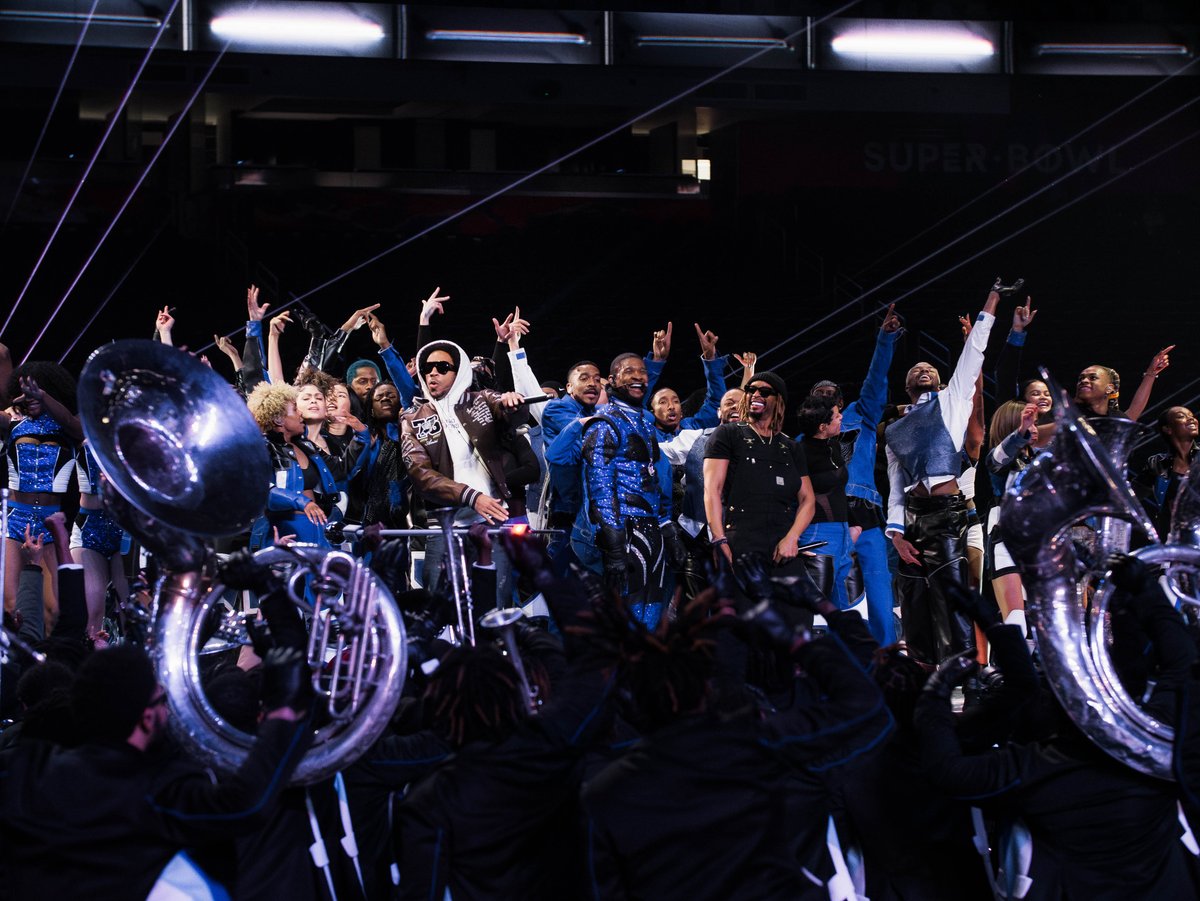 EBONY's tweet photo. This moment will be in history books. @usher

Can you believe it’s already been a week since this iconic #SuperBowl performance? 

Get into these #EBONYExclusive photos 📸 and reply to let us know your favorite moment! https://t.co/jgTNMAeK39