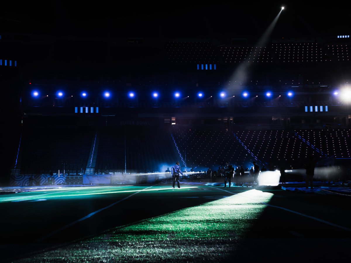 EBONY's tweet photo. This moment will be in history books. @usher

Can you believe it’s already been a week since this iconic #SuperBowl performance? 

Get into these #EBONYExclusive photos 📸 and reply to let us know your favorite moment! https://t.co/jgTNMAeK39