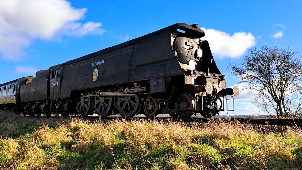 The beautiful Bulleid battle of Britain class 34070 Manston, heading towards Alresford Station this afternoon 💚🚂 

#34070Manston #34070BattleOfBritainClass #OliverBulleidLocomotive #SteamLocomotive #TheWatercressLine #MidHantsRailway #RailwayHistory #RailwayPhotography