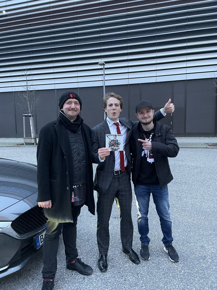 2BrokenSticks's tweet photo. Heute konnten zwei weitere Spieler ihre Ehrungen entgegennehmen: Ty #Ronning wurde von euch im Dezember zum Spieler des Monats gewählt. Manu #Wiederer folgte im Januar. Glückwunsch, Jungs #ebb #eisbärenberlin #hauptstadteishockey #potm https://t.co/QL43ejv5zy