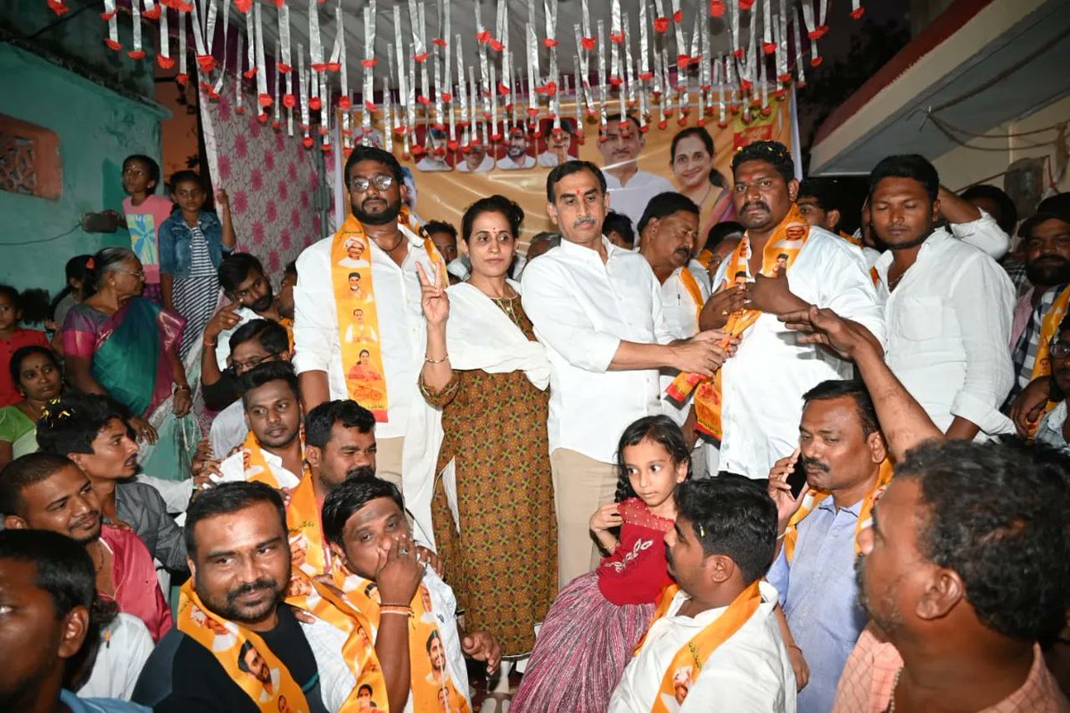 R_Madhavi_Reddy's tweet photo. కడప నగరం 25వ డివిజన్ బాలాజీపేటలోని లయం గిరీశంతో పాటు 100 కుటుంబాలు భారీ ర్యాలీగా బయలుదేరి ఇవాళ తెలుగుదేశం పార్టీ పోలిట్ బ్యూరో సభ్యుడు శ్రీనివాస రెడ్డి గారి సమక్షంలో, నా ఆధ్వర్యంలో ఇవాళ టీడీపి కండువా కప్పుకోవడం జరిగింది.
#joinings #TDP #kadapa https://t.co/dBDXIaIWVJ