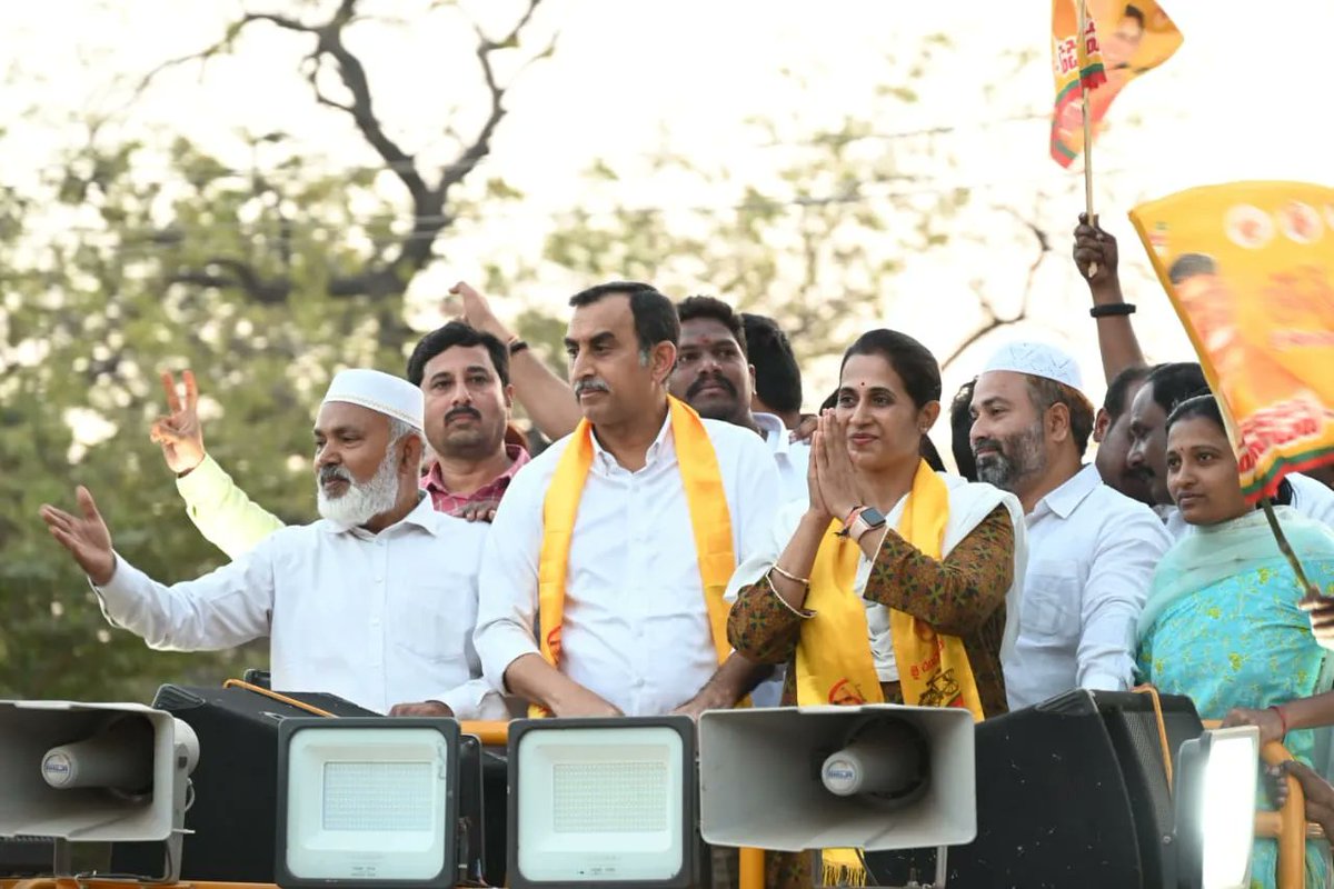R_Madhavi_Reddy's tweet photo. కడప నగరం 25వ డివిజన్ బాలాజీపేటలోని లయం గిరీశంతో పాటు 100 కుటుంబాలు భారీ ర్యాలీగా బయలుదేరి ఇవాళ తెలుగుదేశం పార్టీ పోలిట్ బ్యూరో సభ్యుడు శ్రీనివాస రెడ్డి గారి సమక్షంలో, నా ఆధ్వర్యంలో ఇవాళ టీడీపి కండువా కప్పుకోవడం జరిగింది.
#joinings #TDP #kadapa https://t.co/dBDXIaIWVJ