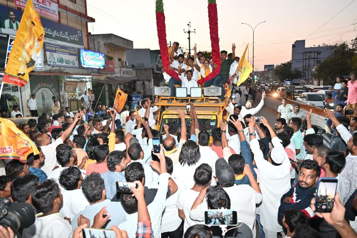 R_Madhavi_Reddy's tweet photo. కడప నగరం 25వ డివిజన్ బాలాజీపేటలోని లయం గిరీశంతో పాటు 100 కుటుంబాలు భారీ ర్యాలీగా బయలుదేరి ఇవాళ తెలుగుదేశం పార్టీ పోలిట్ బ్యూరో సభ్యుడు శ్రీనివాస రెడ్డి గారి సమక్షంలో, నా ఆధ్వర్యంలో ఇవాళ టీడీపి కండువా కప్పుకోవడం జరిగింది.
#joinings #TDP #kadapa https://t.co/dBDXIaIWVJ