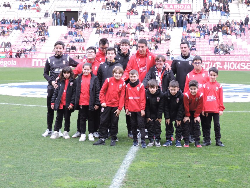 UDLogrones's tweet image. 👏 Antes de comenzar el encuentro, Las Gaunas mostró su cariño al equipo inclusivo del club.