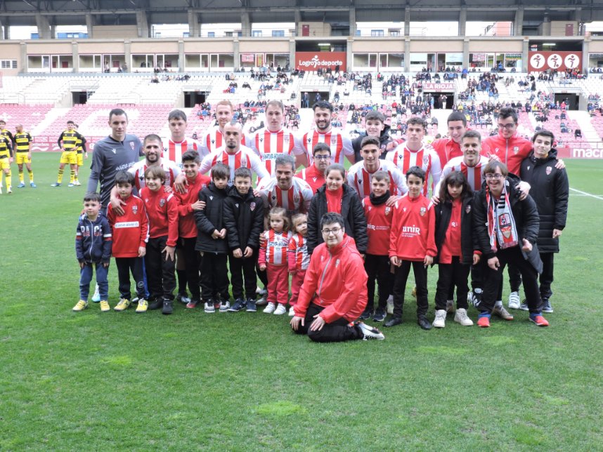 UDLogrones's tweet image. 👏 Antes de comenzar el encuentro, Las Gaunas mostró su cariño al equipo inclusivo del club.