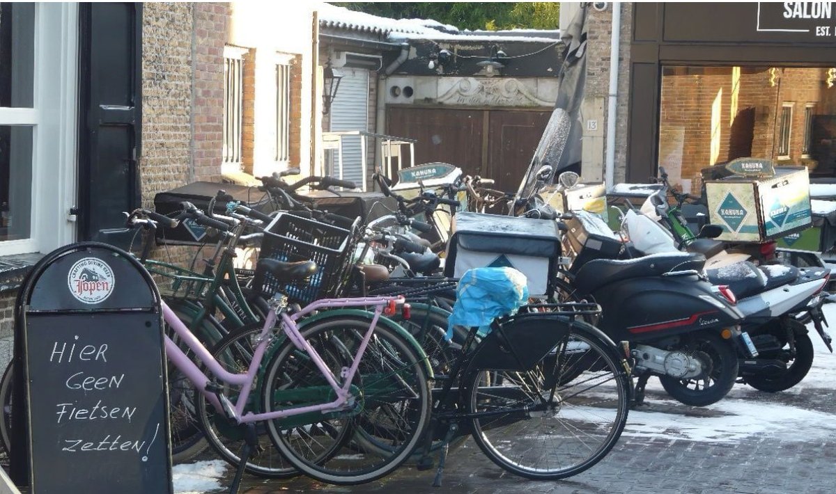 Busbriefbode's tweet photo. Nederland ten voeten uit. https://t.co/M6ZKG3W3Vu