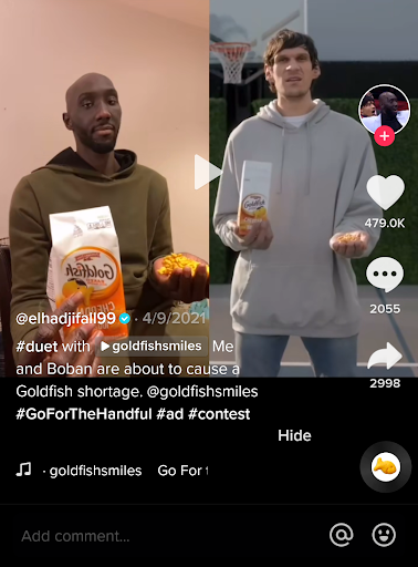UEMuslu's tweet photo. Hızla azalan marka bilinirliğini arttırmak isteyen Goldfish, eski hayranlarla yeniden etkileşim kurmak için TikTok’da #GoForTheHandful hashtag’i ile bir challange başlattı.
Katılımcıların ellerine aynı anda kaç Goldfish krakerini sığdırabileceklerini görmeye teşvik etti. Hepsinden iyisi, kazanana bir yıllık Gold Fish krakeri ödülü vereceğini söyledi.