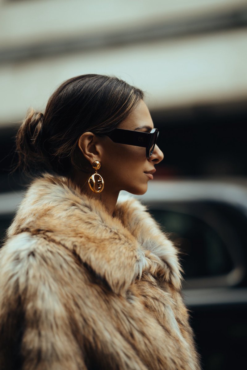 panamabluepool's tweet photo. London Fashion Week street style via Isabella Charlotta Poppius rocks the ‘mob wife’ aesthetic in Jakke 📸: @Josh_Snaps #LFW #LondonFashionWeek @BFC @LondonFashionWk https://t.co/5utjDMut02