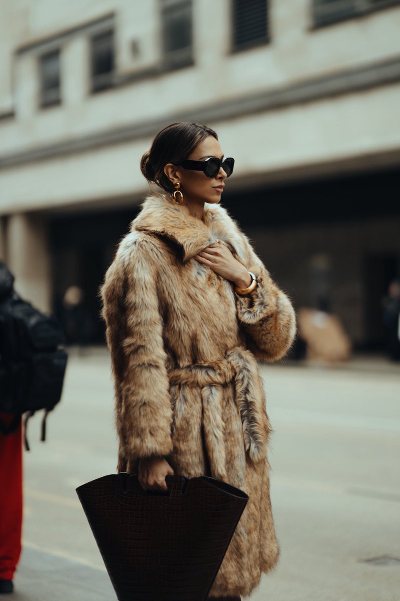 panamabluepool's tweet photo. London Fashion Week street style via Isabella Charlotta Poppius rocks the ‘mob wife’ aesthetic in Jakke 📸: @Josh_Snaps #LFW #LondonFashionWeek @BFC @LondonFashionWk https://t.co/5utjDMut02