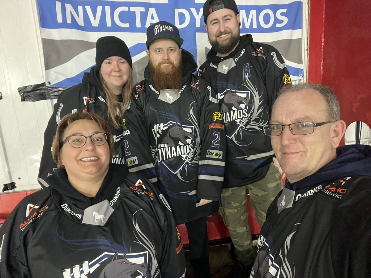 FarrantNick's tweet photo. It’s taken 3/4 of the season but we finally all managed to wear the same @InvictaDynamos tops🤪😂
#pissupinabrewery https://t.co/k2amdhO2Tj