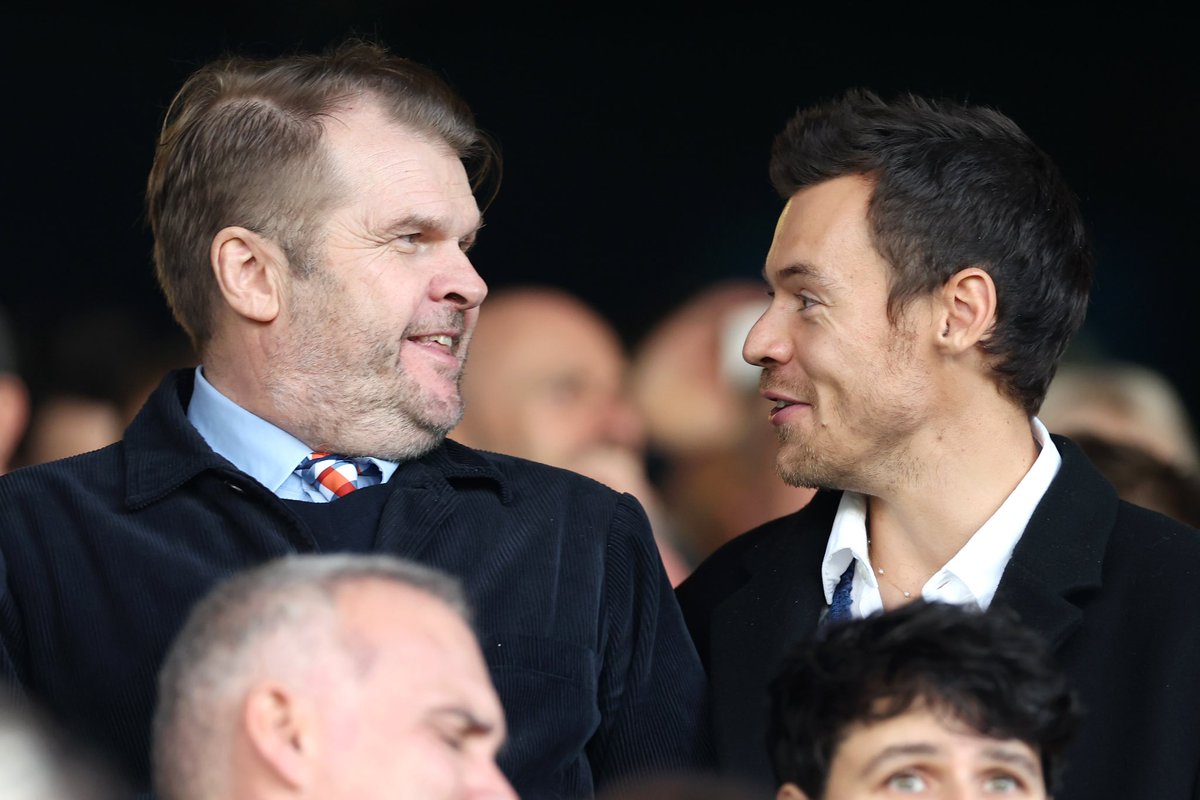 Harry_PL_Media's tweet photo. Harry z dyrektorem generalnym Sony Robem Stringerem na meczu Luton vs Man United. https://t.co/iUXKmAWPd4