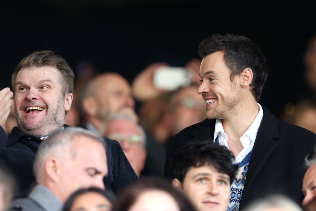 Harry_PL_Media's tweet photo. Harry z dyrektorem generalnym Sony Robem Stringerem na meczu Luton vs Man United. https://t.co/iUXKmAWPd4