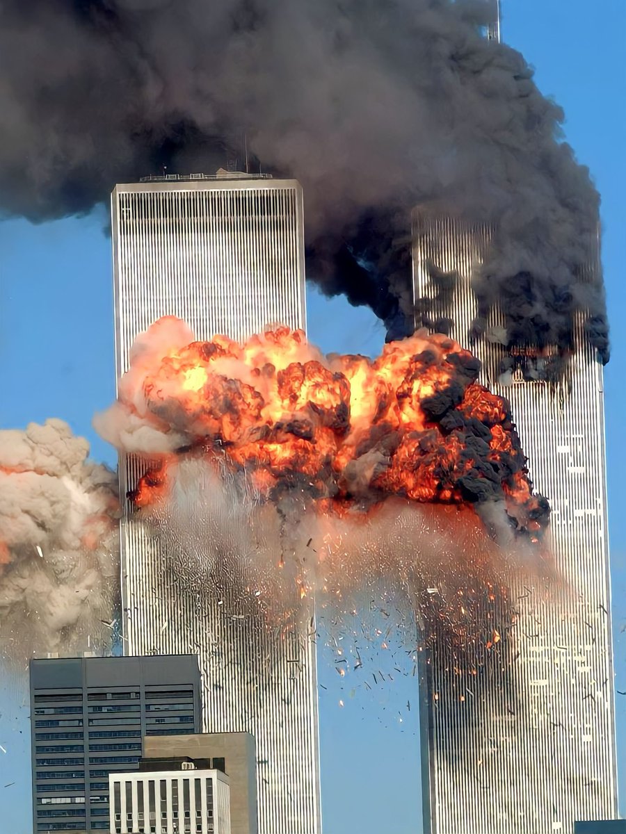 🚧 ثريد:

لقطات مرعبة من أماكن مختلفة للحظات حدوث هجمات 11 سبتمبر 🤯✈️☠️