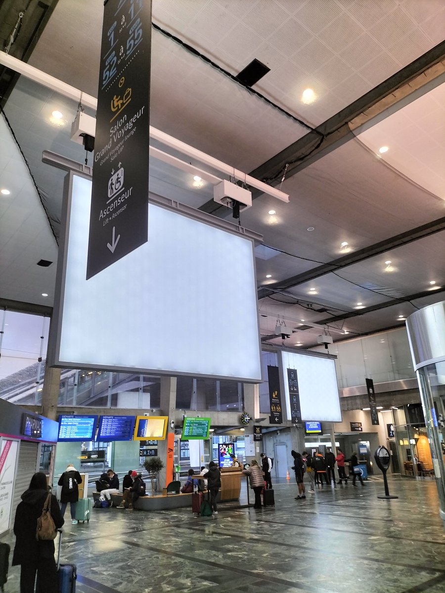 C'est vrai que les grandes affiches 4×3 c'était pas assez envahissant comme ça, il a fallu que Mediatransports <a href="/ConnectGares/">SNCF Gares & Connexions</a> les rendent rétro-éclairés.
2/3 de ton champ visuel sont occupés par ces horreurs qui gaspillent de l'énergie inutilement.