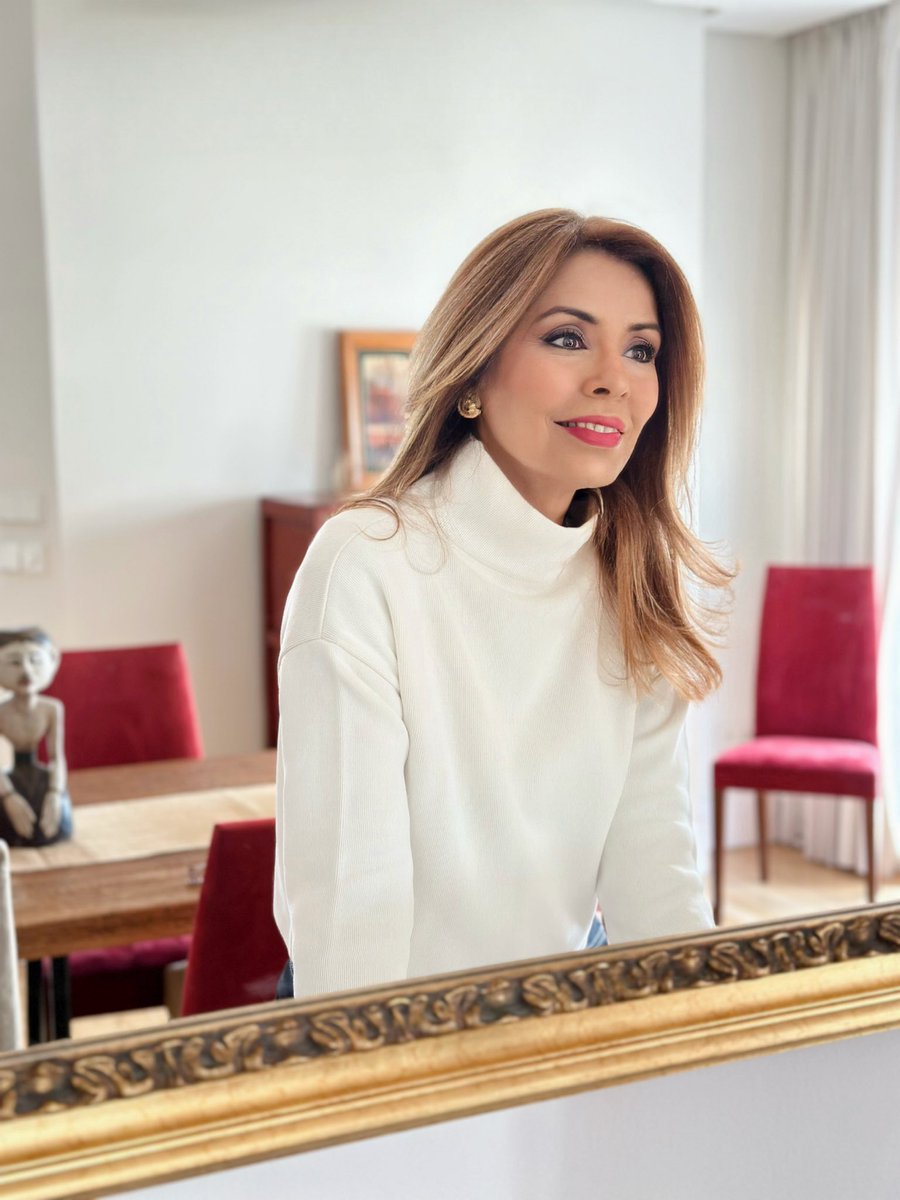 Mírate al espejo y di ¡TE QUIERO! 
La importancia  de quererse uno mismo hace que la vida se vea de otro color 💖

#FelizDomingo #amorpropio #cantautora