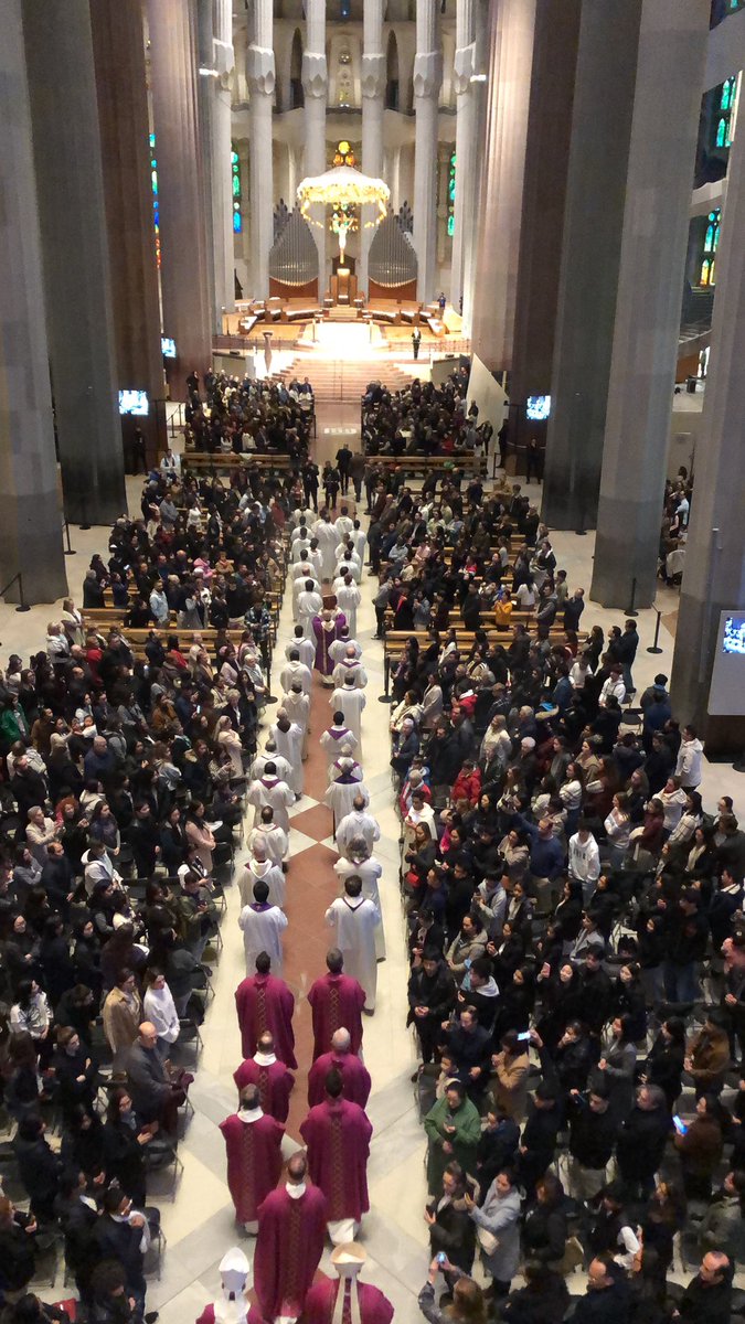 esglesiabcn's tweet photo. Fa pocs minuts, ha començat el #SentlaCreu a la basílica de la @sagradafamilia.
La missa és concelebrada per @OmellaCardenal i pel patriarca llatí de Jerusalem, el cardenal Pierbattista Pizzaballa.
Preguem junts per la pau a Terra Santa i arreu del món.
📸A. Codinach https://t.co/4dRuS8rTzh
