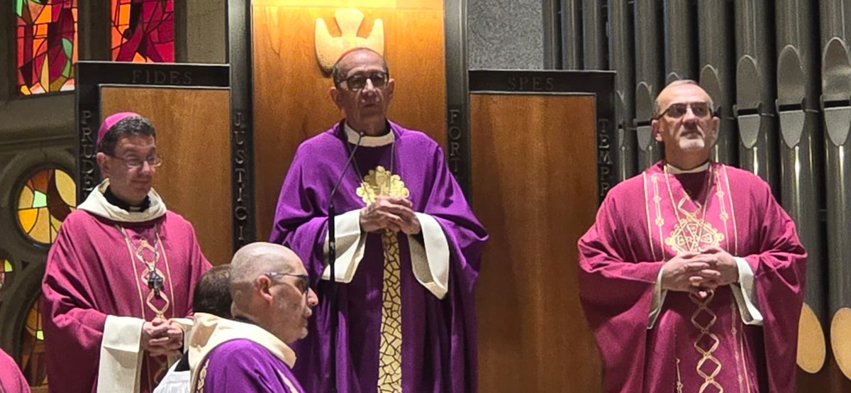 esglesiabcn's tweet photo. Fa pocs minuts, ha començat el #SentlaCreu a la basílica de la @sagradafamilia.
La missa és concelebrada per @OmellaCardenal i pel patriarca llatí de Jerusalem, el cardenal Pierbattista Pizzaballa.
Preguem junts per la pau a Terra Santa i arreu del món.
📸A. Codinach https://t.co/4dRuS8rTzh