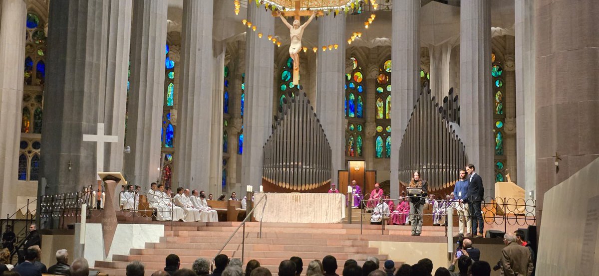esglesiabcn's tweet photo. Fa pocs minuts, ha començat el #SentlaCreu a la basílica de la @sagradafamilia.
La missa és concelebrada per @OmellaCardenal i pel patriarca llatí de Jerusalem, el cardenal Pierbattista Pizzaballa.
Preguem junts per la pau a Terra Santa i arreu del món.
📸A. Codinach https://t.co/4dRuS8rTzh