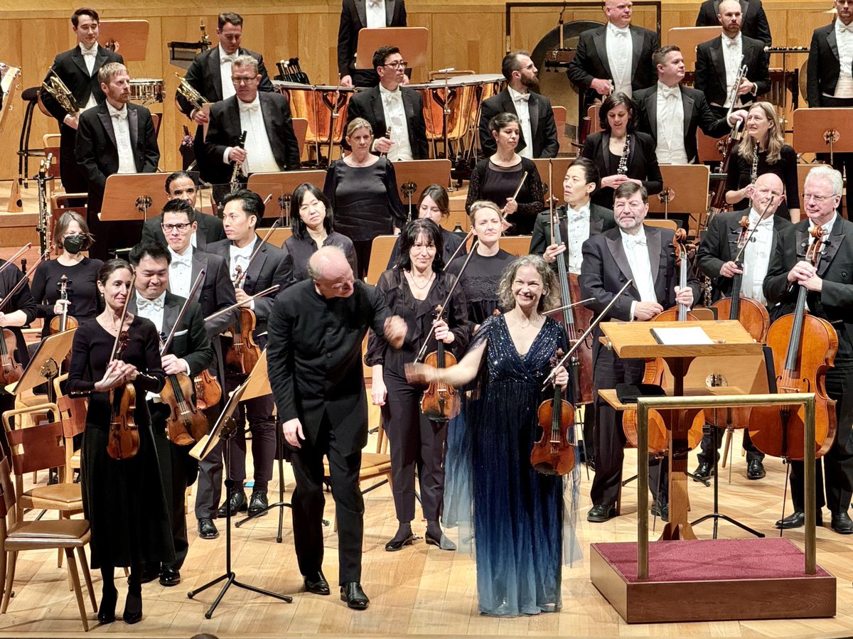 fgomollon's tweet photo. Incredible #Saturday After finishing #Schubert’s biography and starting my new #Beethoven jewel an extraordinary concert at ⁦@AuditorioZGZ⁩ #Noseda #NSO ⁦@violincase⁩ #Korngold #CarlSimon #Shostakovich #Bach #Elgar #Mozart Amazing!!! 👏👏👏👏 https://t.co/9byYYyBKa5