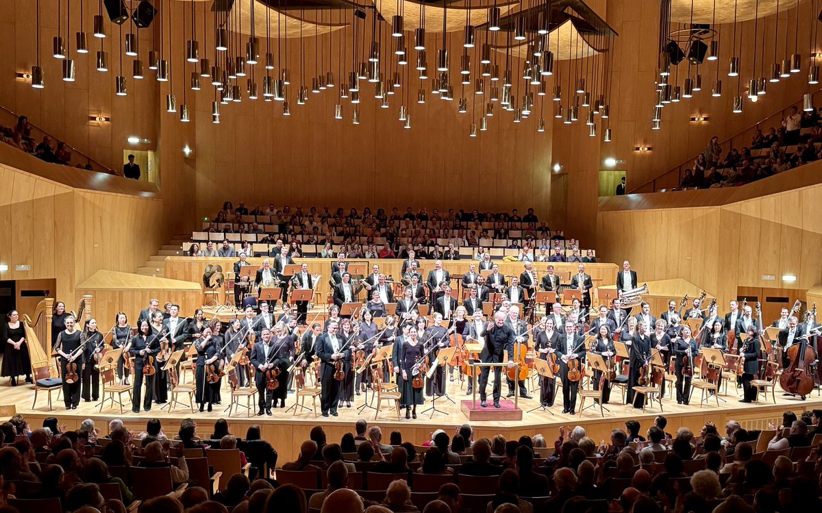 fgomollon's tweet photo. Incredible #Saturday After finishing #Schubert’s biography and starting my new #Beethoven jewel an extraordinary concert at ⁦@AuditorioZGZ⁩ #Noseda #NSO ⁦@violincase⁩ #Korngold #CarlSimon #Shostakovich #Bach #Elgar #Mozart Amazing!!! 👏👏👏👏 https://t.co/9byYYyBKa5