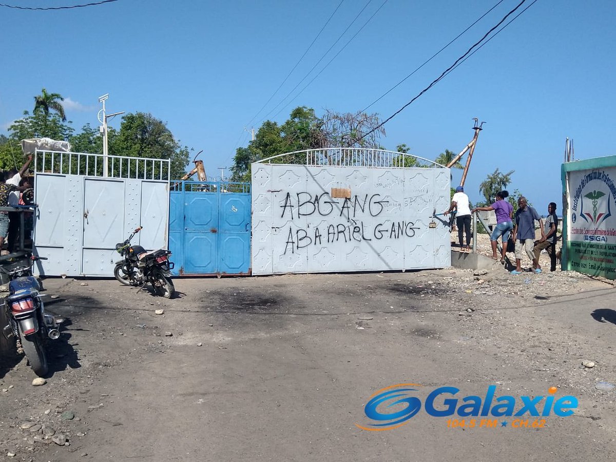 rtvgalaxie's tweet photo. Urgent/ 18 février 2024

Des individus non identifiés ont bloqué, à l'aide d'une barrière géante, la route menant vers le parquet de Jérémie, l'aéroport de Bonbon et des Abricots. De plus, la barrière susmentionnée est placée non-loin du Commissariat de Jérémie et de la Direction Départementale de Police de Grand'Anse, a confirmé une source sur place.