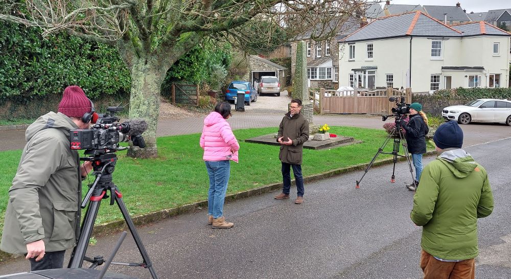 Plunkett_UK's tweet photo. ⏰ Your 30-minute reminder! From 6pm, @BBCOne #Countryfile features Plunkett UK & community-owned businesses in #Devon.
📹 @James_Plunkett was interviewed by @Datshiane in #Loddiswell; a community aiming to own the pub with our support. Look out for the shop in #Parracombe too. https://t.co/NagWkUyRkn