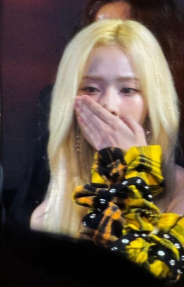 WinterBrasil's tweet photo. simplesmente a Winter tampando o nariz por conta do cocô que uma pessoa fez no chão do Hanteo Music Awards 💀 https://t.co/olJfDUdGUS