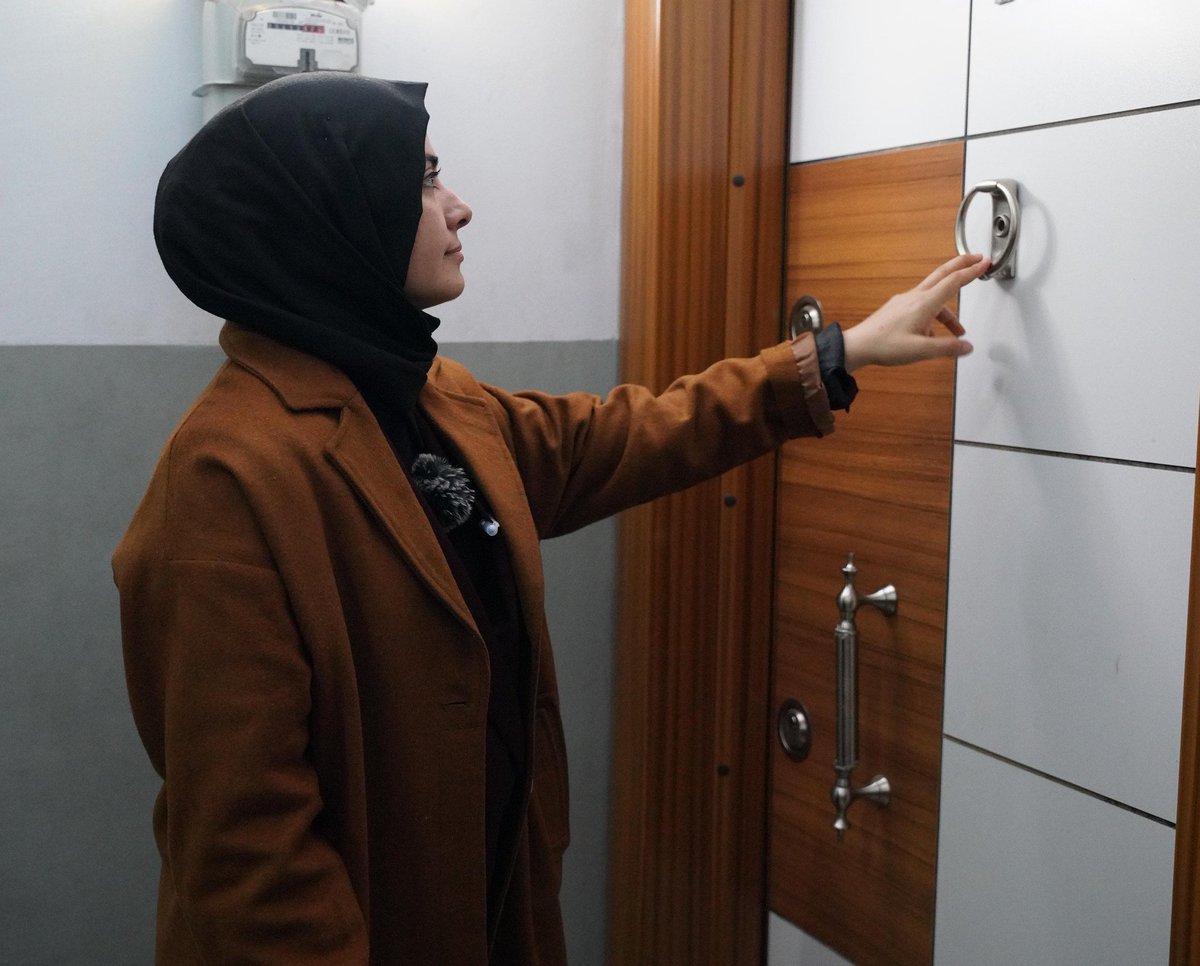 BehiyeArslanBB's tweet photo. #ÇatKapı gidiyor, hemşehrilerimizin gönülden muhabbetini yüreğimizde hissediyoruz.

Kadın Kolları başkanımız Sn. Havva Akyıldız ve Gençlik Kolları başkanımız Sn. Eyüp Subaşı ile hane hane dolaşıp Cumhurbaşkanımız Sn. Recep Tayyip Erdoğan öncülüğündeki Türkiye Yüzyılı belediyeciliğilini anlatmaya devam ediyoruz.

#HazırızKararlıyız
#BismildeSamimiyetKazanacak

@AkGenclikBismil 
@AkPartiBismil