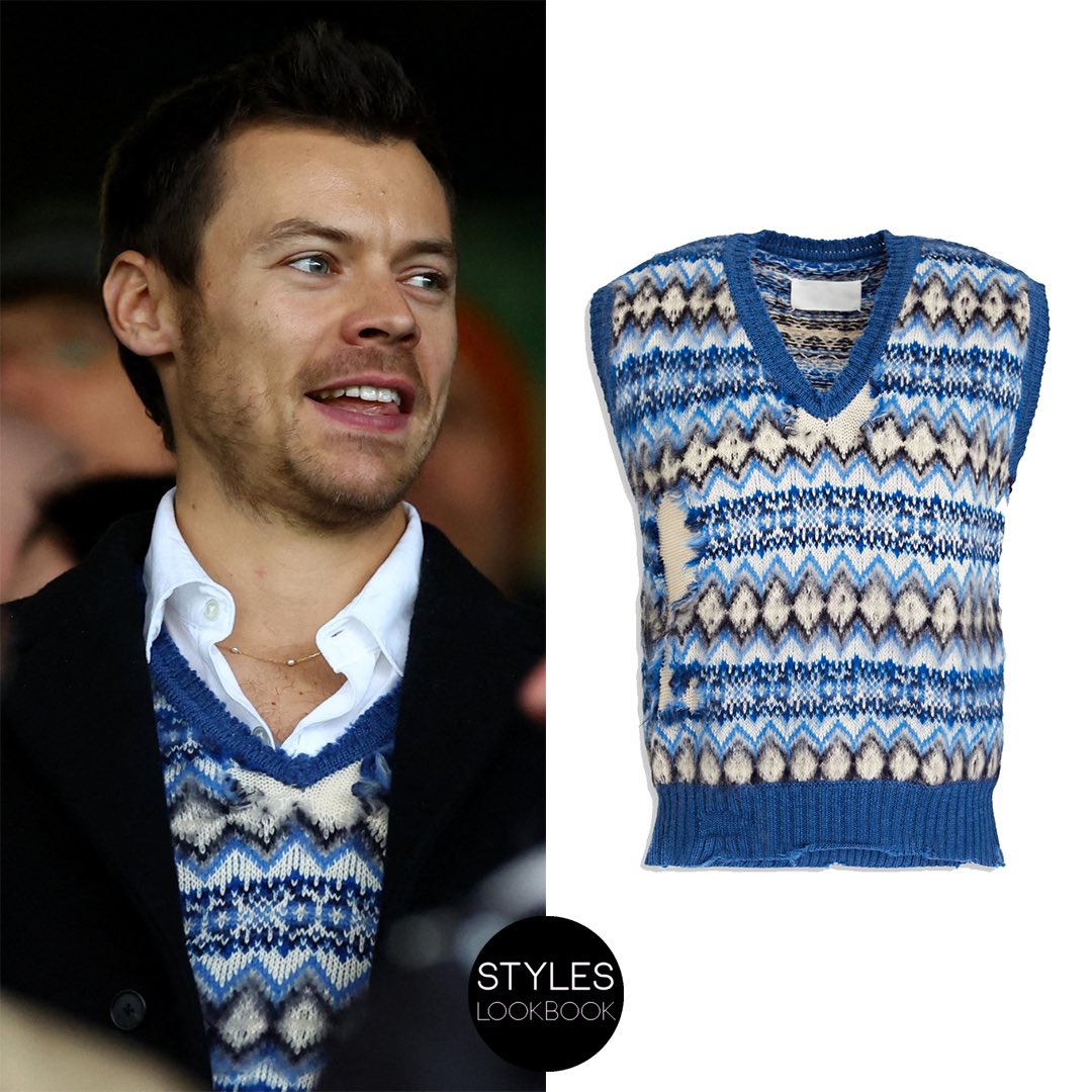 While watching the Luton vs Manchester United football match, Harry was pictured wearing a @Margiela distressed Fair Isle knitted vest ($1,259). styleslookbook.com/post/742682730…