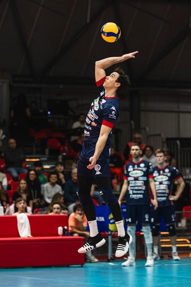 AngelTriHa's tweet photo. Fotos de la victoria en Piacenza ayer 3-2 que nos da la permanencia matemáticamente a falta de dos jornadas para acabar la liga regular 🔥 Aspirábamos a más, pero no hemos sido regulares durante el año. Gracias a todos por vuestros mensajes de fuerza durante la temporada ❤️ https://t.co/0ANjw4f3WF