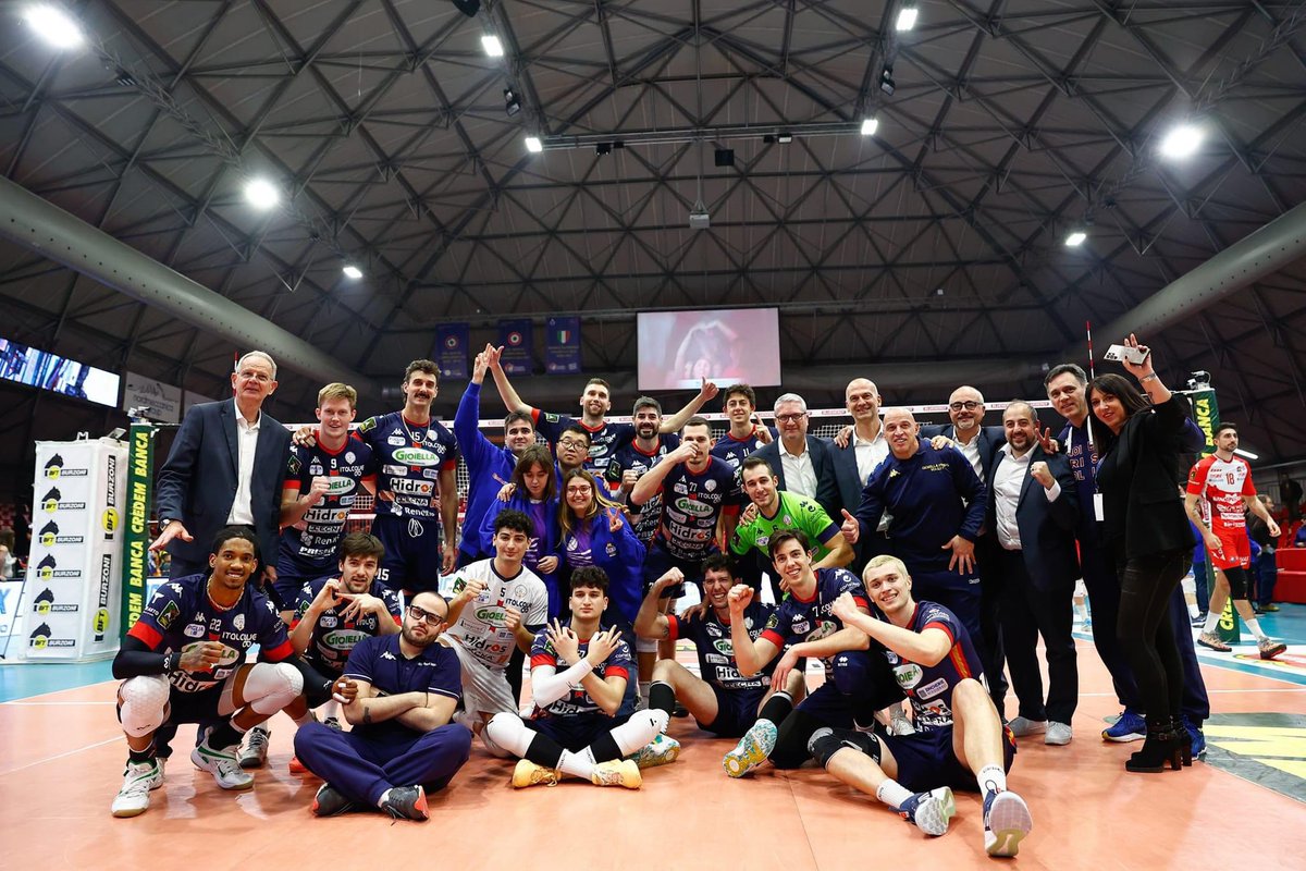 Fotos de la victoria en Piacenza ayer 3-2 que nos da la permanencia matemáticamente a falta de dos jornadas para acabar la liga regular 🔥 Aspirábamos a más, pero no hemos sido regulares durante el año. Gracias a todos por vuestros mensajes de fuerza durante la temporada ❤️