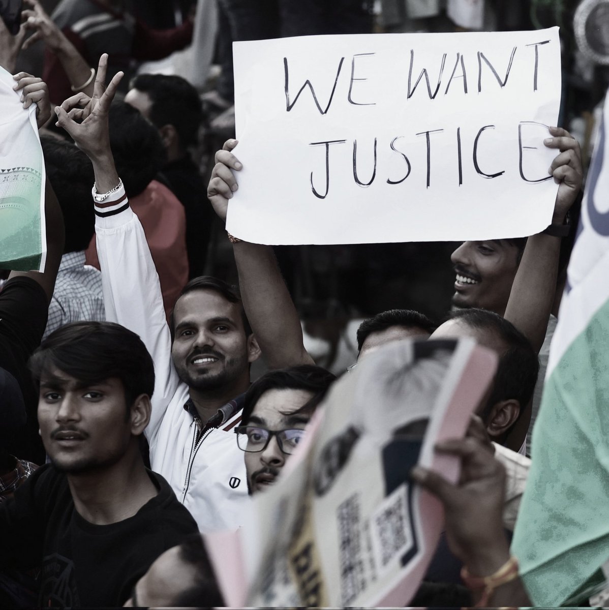 Goldentoptech's tweet photo. Students demand fair re-exam.

Students want Justice .

#LeakProofUP
#UPP_Paper_Leak
#पुलिस_भर्ती https://t.co/1zNC5V3TPU