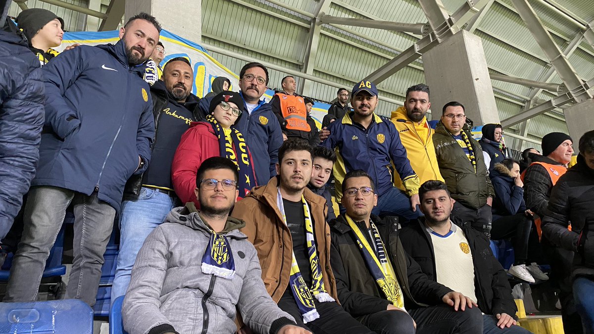 Şampiyonluk gelir geçer 
Senin sevgin ömre bedel..