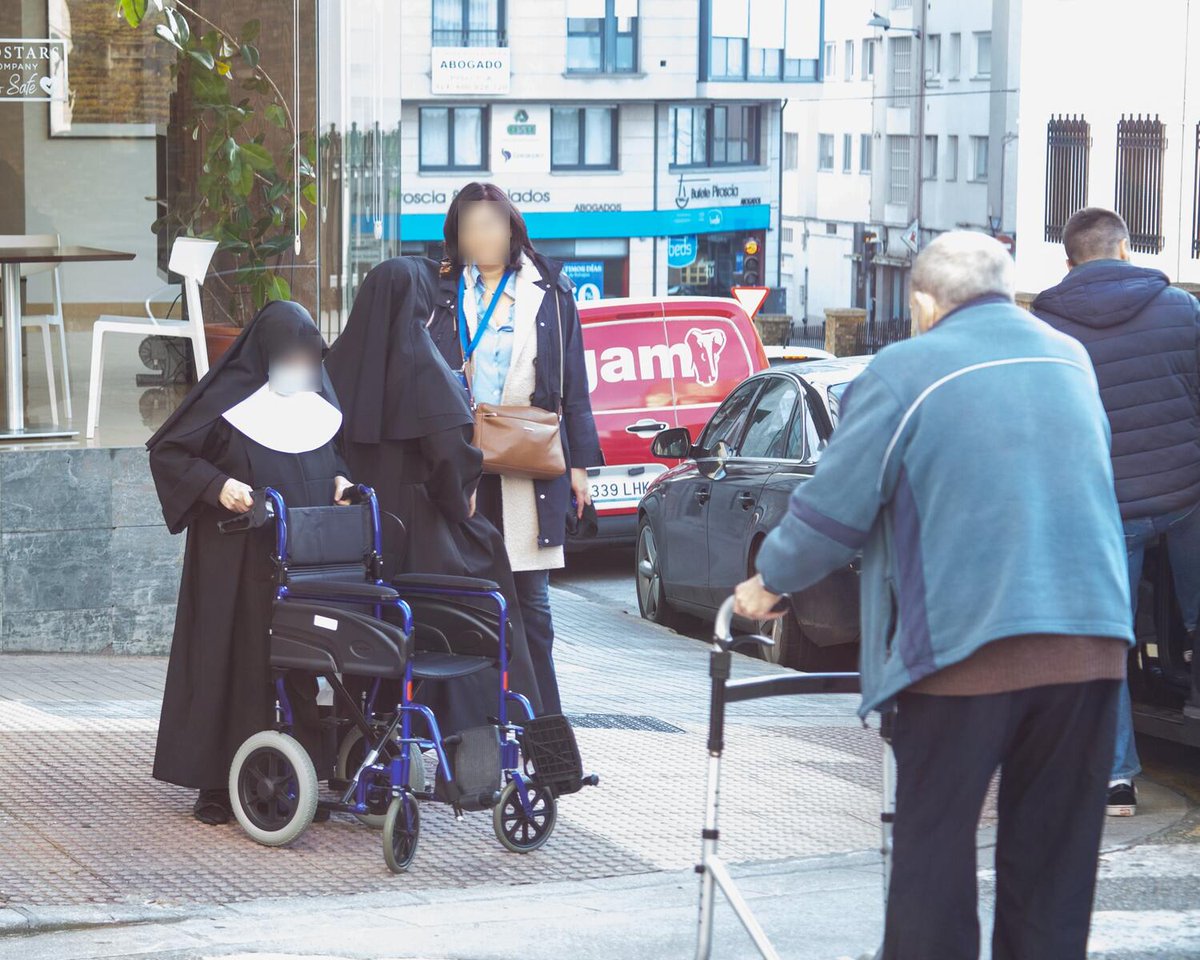 📌 La indecencia absoluta: las ultracatólitas y millonarias #Hermanitas de los Ancianos Desamparados manejando el traslado a las urnas, en #Lugo, de decenas de votos de personas mayores que viven en sus residencias ante la 'supervisión' de la representante del PP. ¿Trama o mafia?