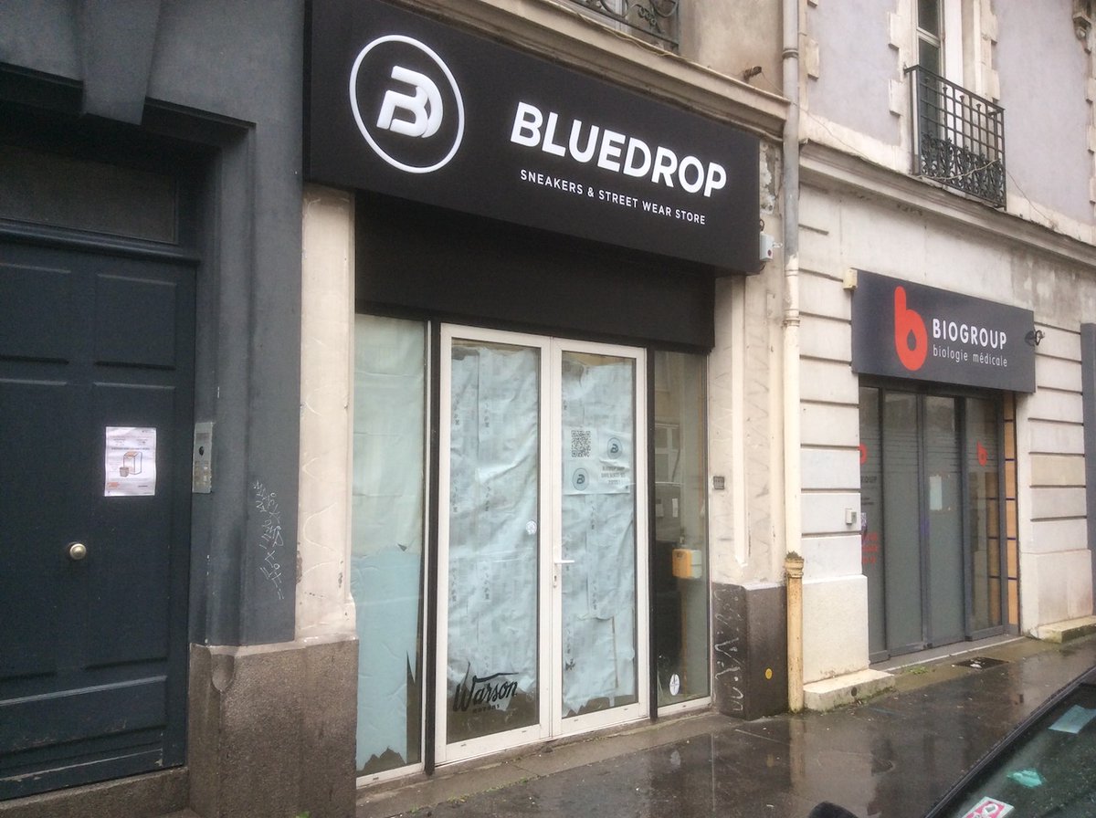 Nanteshype's tweet photo. 👀🚧 #Chantier pour l'ouverture prochaine de Bluedrop  boutique de #sneakers et #mode #StreetWear 📍3 Bd Victor Hugo, 44200 #Nantes. https://t.co/jjfGL6pr6E https://t.co/dla1g4dKAK