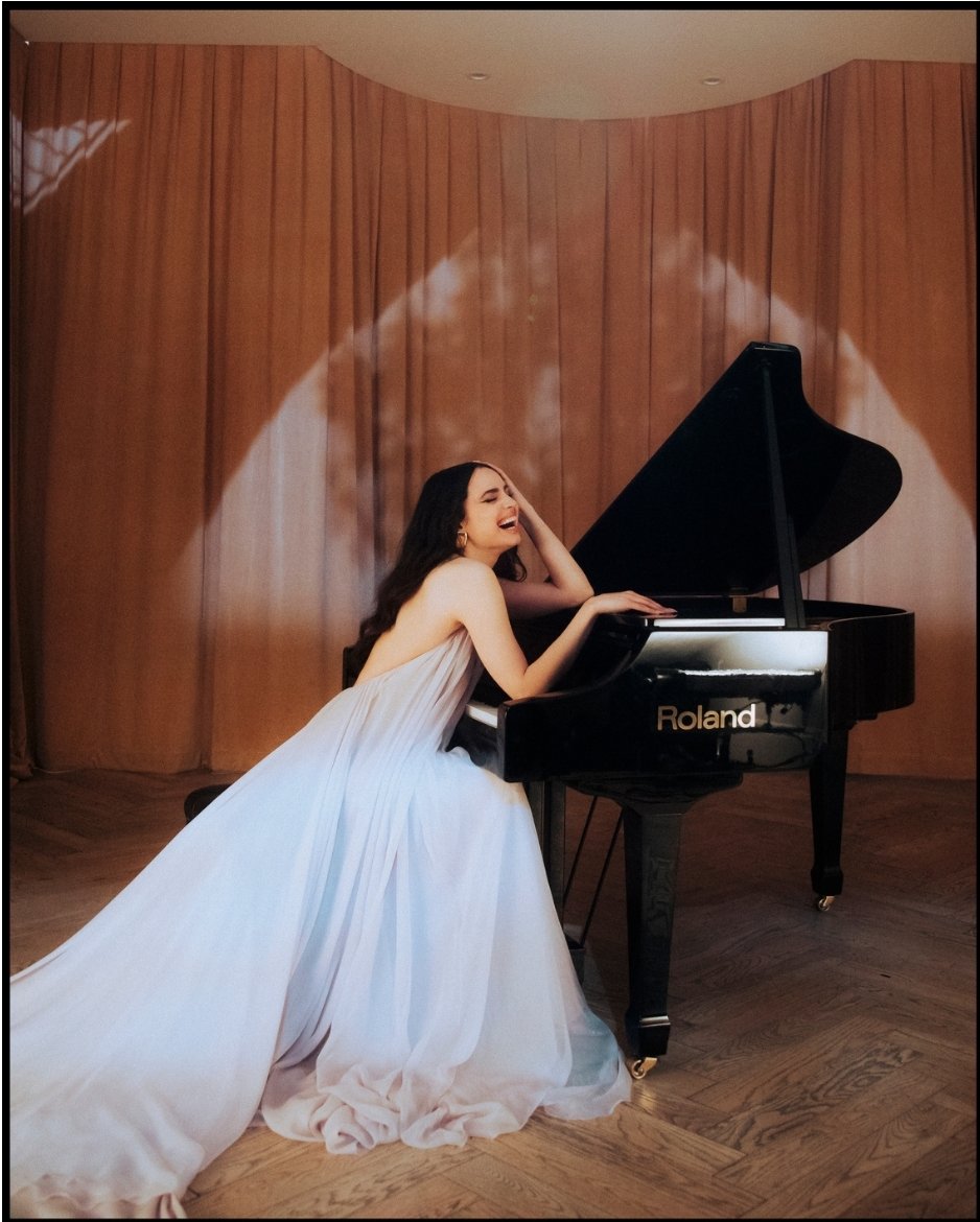 sofiaexclusives's tweet image. Hi !
I'm back here with the cutest pictures of our @SofiaCarson 
Stream I Hope You Know now