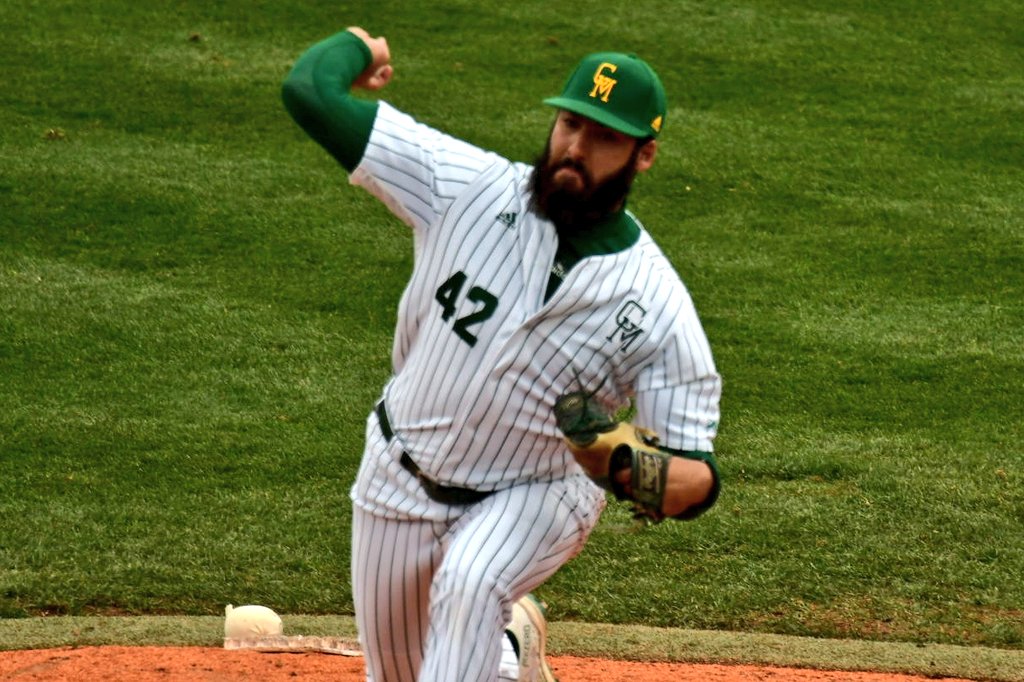 Kyle Menaker has been a real bright spot out of the @MasonBaseball bullpen. Big strong righty with some funk, pumping strikes at 88-91 with a very good changeup and feel for the breaking ball. He's worked 3 scoreless, hitless innings to keep George Mason in this game.