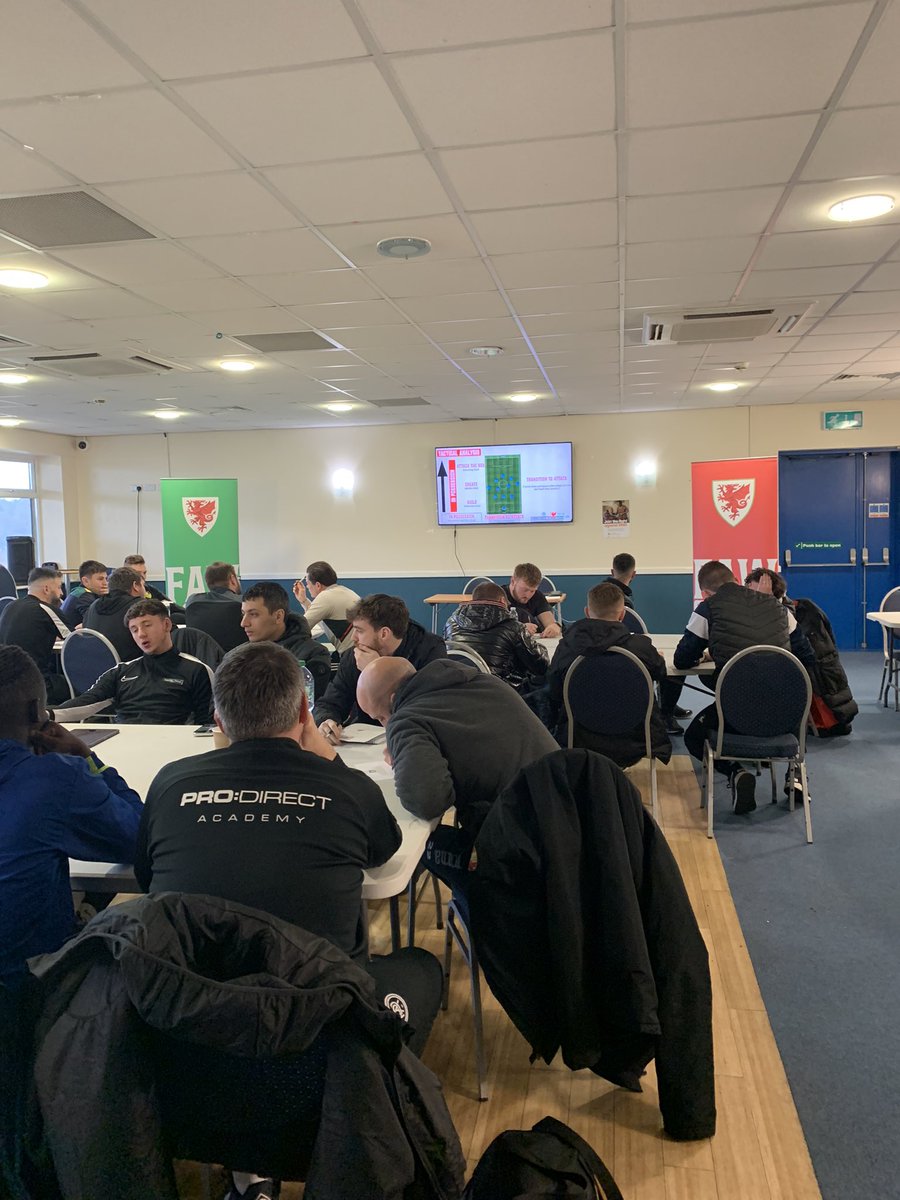 Contact 6 for the @nantporth @UEFA B Licence cohort complete! Today the group focused on tactical analysis and how this can be transferred to their own coaching practice, while planning for the final assessment continued. Da iawn pawb. ⚽️🏴󠁧󠁢󠁷󠁬󠁳󠁿