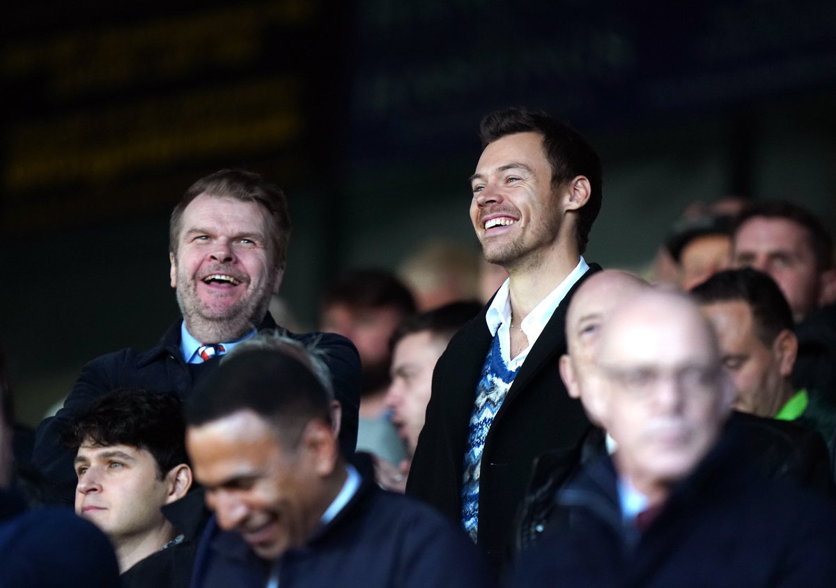 📸| Harry mirando el partido del Manchester United contra Luton hoy 🥰