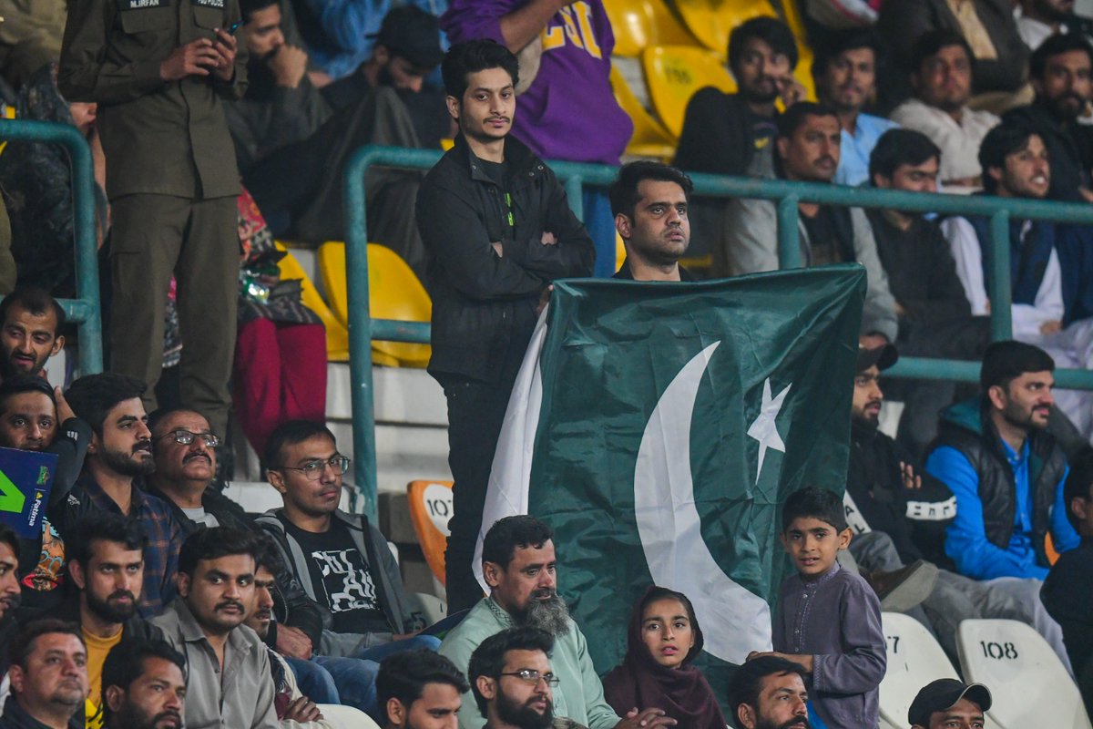 Multan fans were 𝐥𝐢𝐭 today ✨

#HBLPSL9 | #KhulKeKhel | #MSvKK