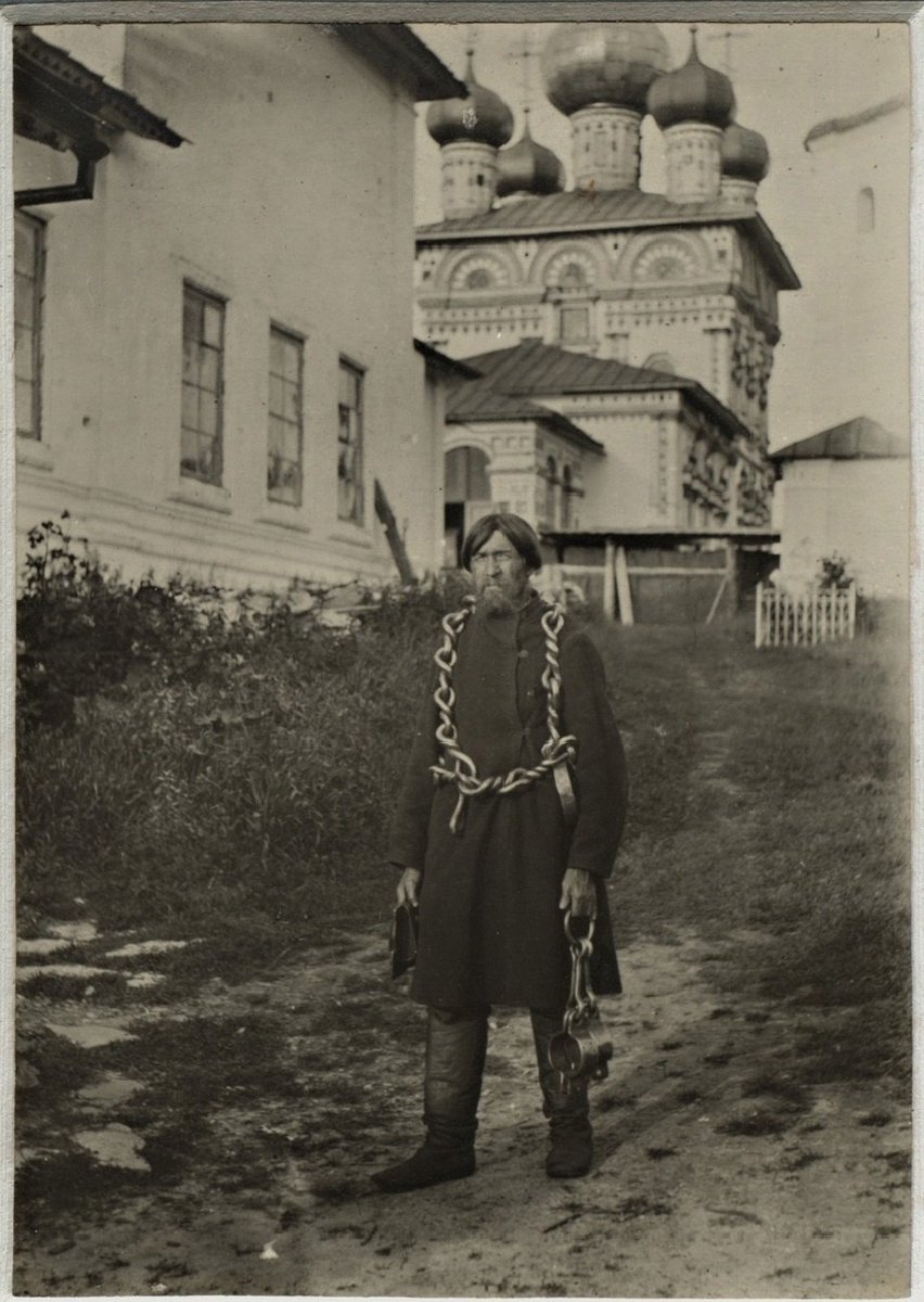 Церковный староста Пономарёв, переносящий из летнего храма в летний цепи, в которые был закован боярин Михаил Никитич Романов. Начало ХХ века. 
Под предлогом несуществующего покушения на Годунова всё сыновья Никиты были арестованы, Михаила хотели уморить в Пермском крае.