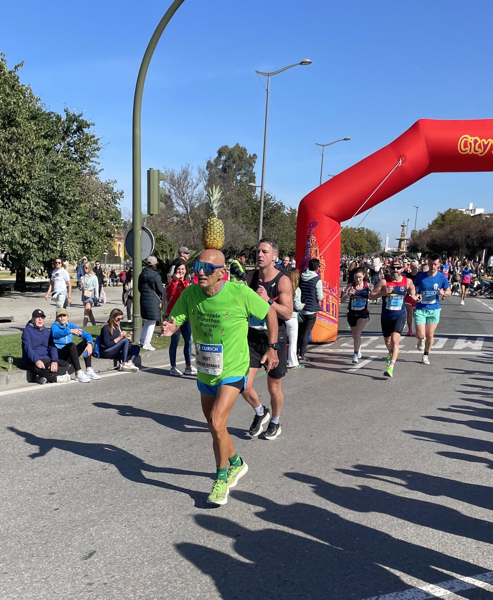 Si, yo también he visto al hombre corriendo con una piña en la cabeza en la <a href="/MaratonSevilla/">Zurich Maratón de Sevilla</a>