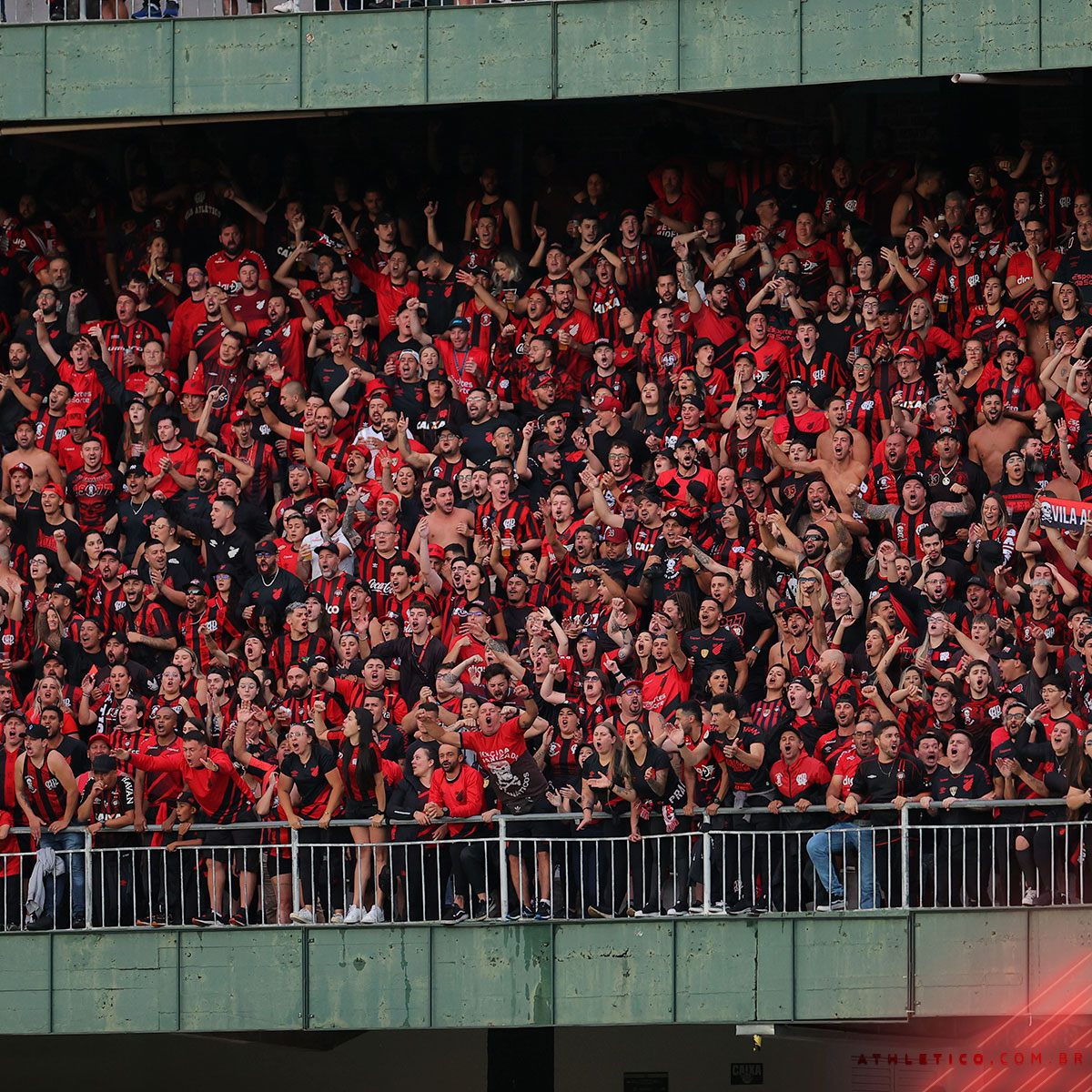AthleticoPR's tweet photo. 🔴⚫️ Nossa torcida no Couto Pereira. 

📸 José Tramontin/athletico.com.br 
#Athletico #Athletiba https://t.co/wXITmN9rPA