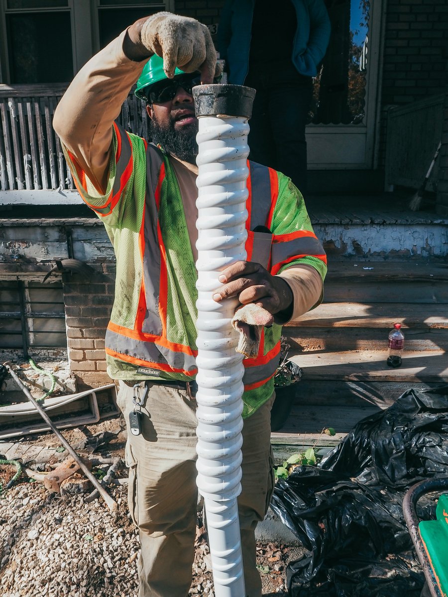 dcwater's tweet photo. Our LFDC construction teams were out in Congress Heights replacing lead pipes FOR FREE last week! 

Visit our construction dashboard to learn if your block is scheduled for replacements and sign an agreement today! 

https://t.co/RKewBO18dh   

#LeadFreeDC #CleanWaterForALL https://t.co/TY2MlujYmR