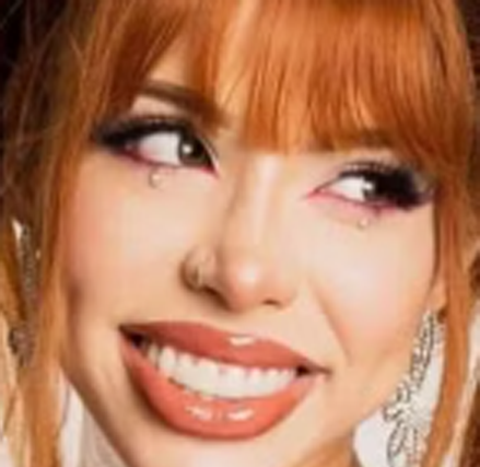 JeffarVlogs's tweet photo. No es hate, pero entre tanta crítica y tanto defensor que veo de la "carrera musical" de Yeri Mua, hasta ahora no veo que haya hecho algo relevante de valor artístico. Así que no hay algo sólido que defender.

A lo que voy es que hoy en día hay mucho ídolo de barro, sin trabajos que destaquen por su valor musical o artístico, solo destacan porque cada vez hablan de manera más explícita apelando al morbo.

Y es lamentable porque mientras el público le da atención a "artistas" que hablan chupar de penes y culear, hay muchos otros verdaderos artistas que podrían inspirarlos con sus trabajos y aportar a sus vidas con sus letras.

Por último, juro que si Yeri Mua me contactase, no cambiaría mi opinión por espectadores.