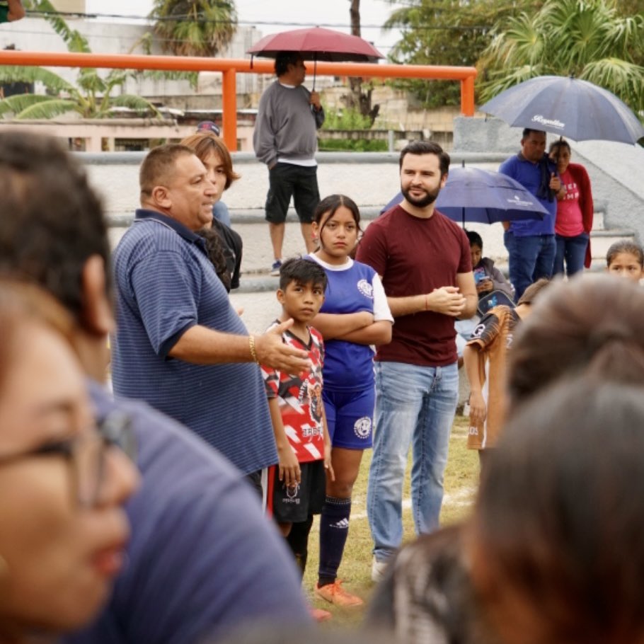 Estoy muy contento porque hoy entregamos uniformes a todas y todos los seleccionados de la Liga de Fútbol Infantil y Juvenil RS que compiten en la SM 228 de Cancún⚽️👌🏼

Orgullosamente nos estarán representando como Estado en el Cuadrangular, que se llevará a cabo en Yucatán ⚓️